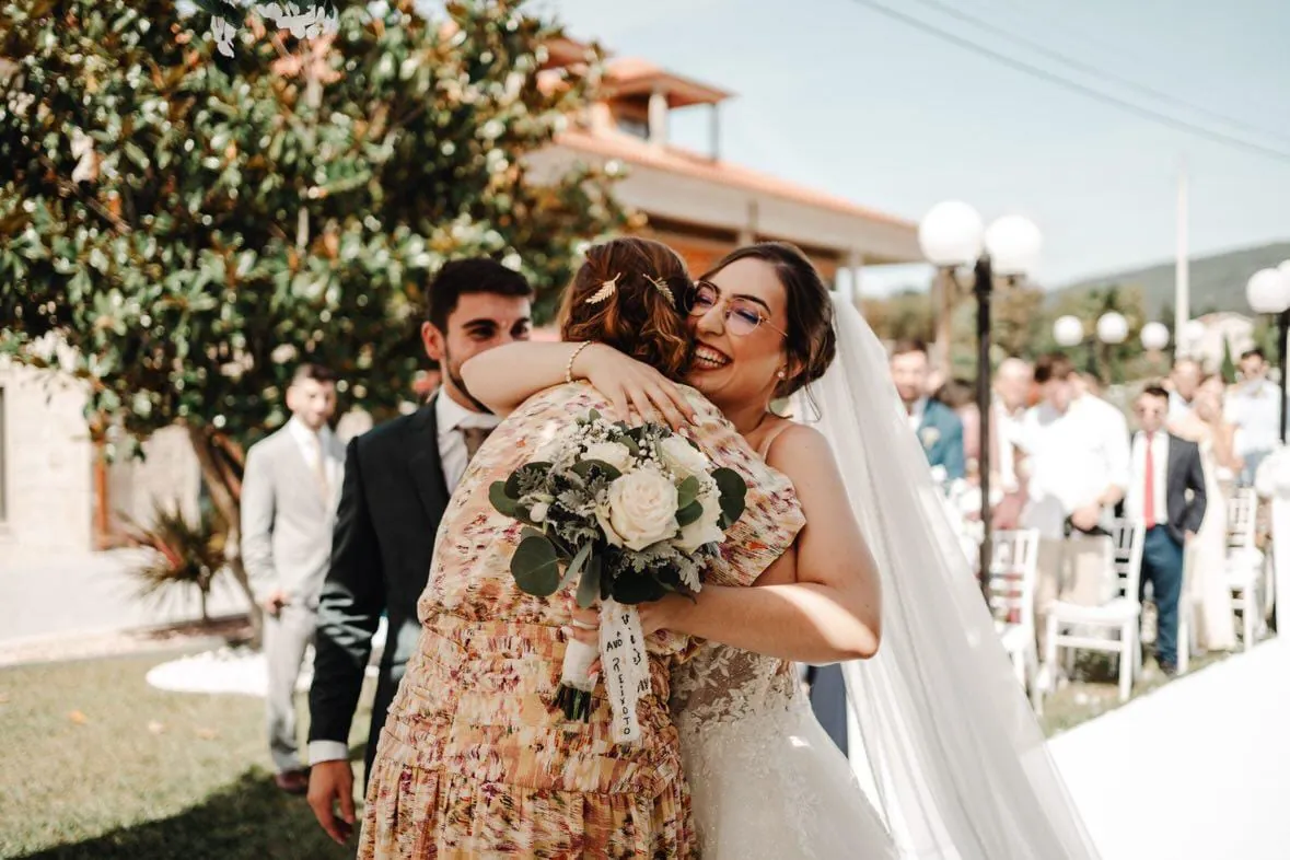 Abraço emocionado com o bouquet na mão