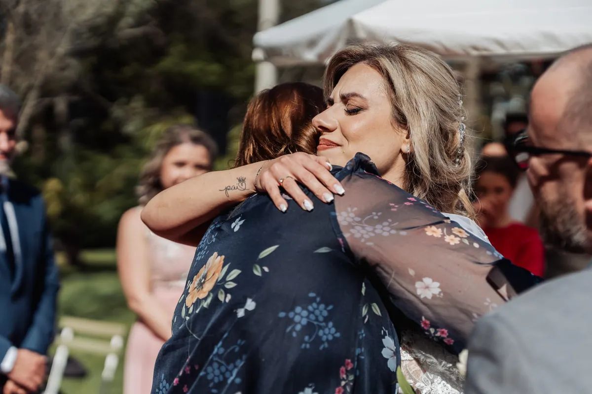 Abraço emocionado entre os convidados