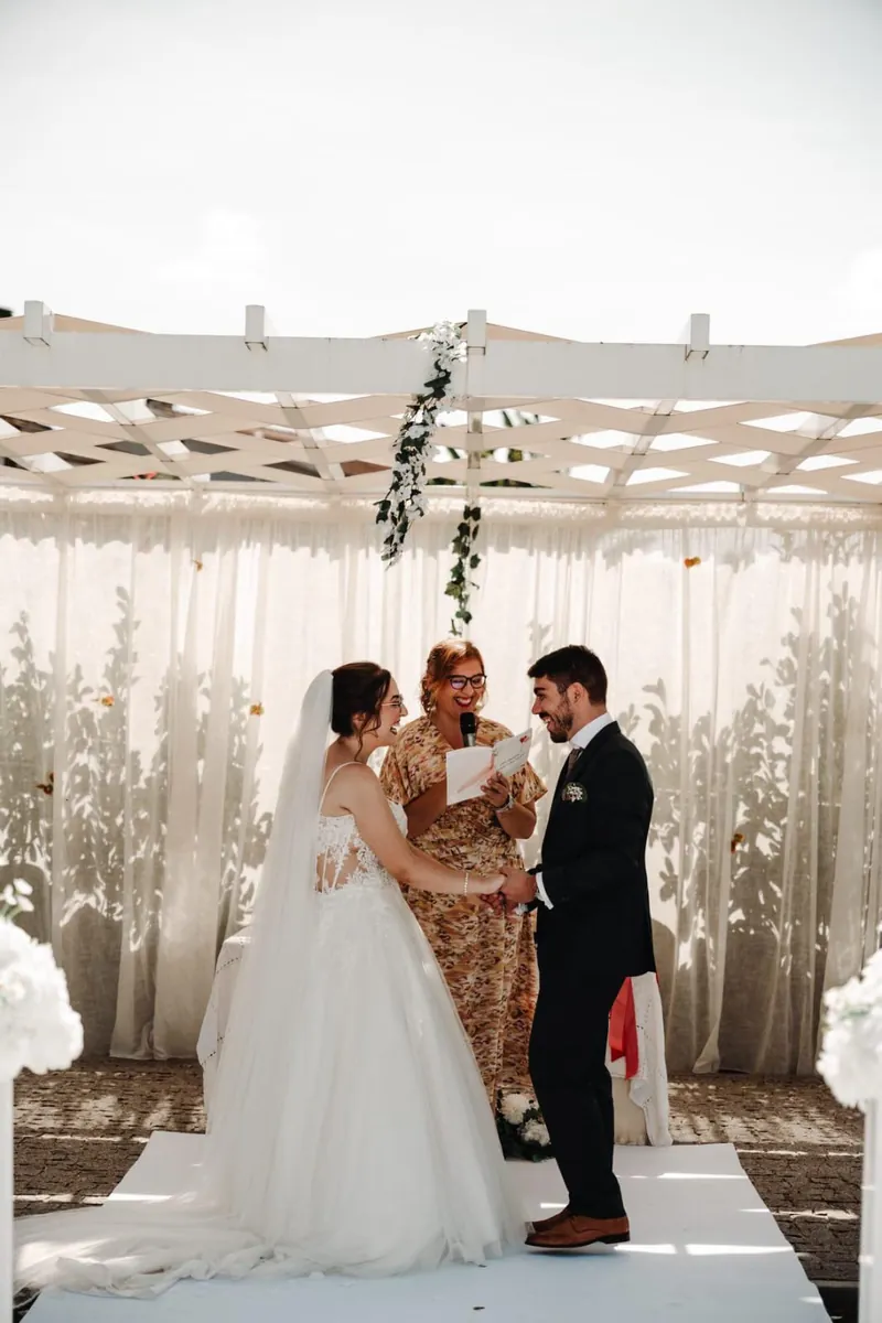 Cerimónia sob uma pérgola decorada com flores