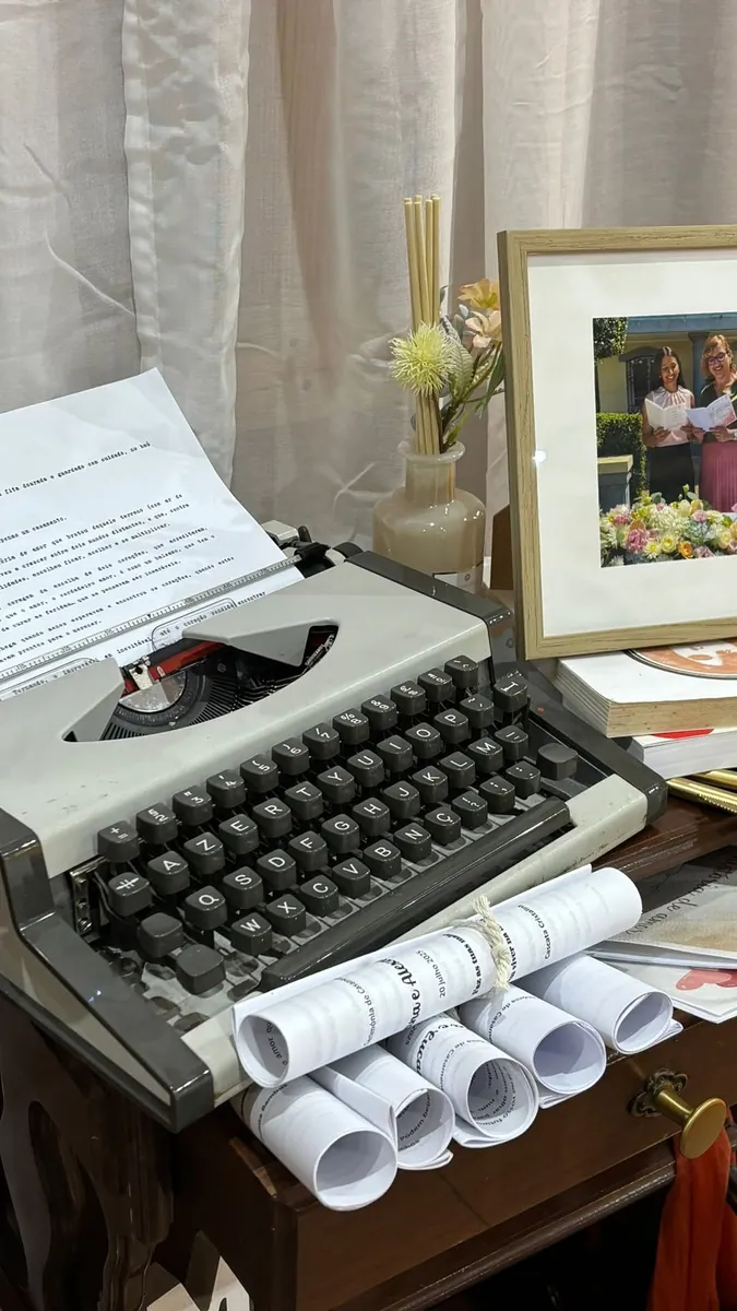 Cartas e recordações do dia sobre uma máquina de escrever